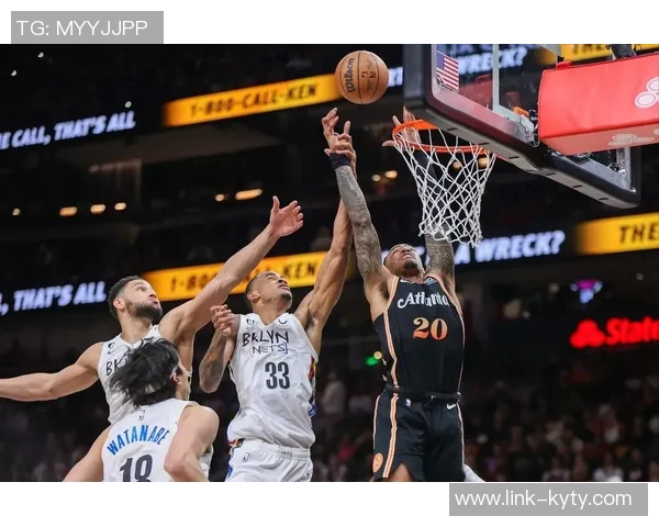 克拉克斯顿内线表现抢眼15分钟内高效拿下11分并抢8篮板